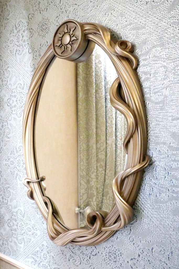 Miroir avec les cheveux de Raiponce dans le nouveau Disneyland Hotel