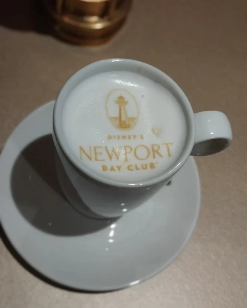 Café Latte au logo du Newport Bay Club