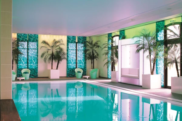 Piscine intérieure hôtel Radisson Blu Marne la vallée