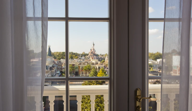 Vue de la terrasse du Disneyland Hotel sur le chateau de la Belle au Bois Dormant