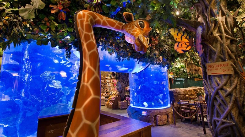 La girafe à l'intérieur du Rainforest Café de Disney Village