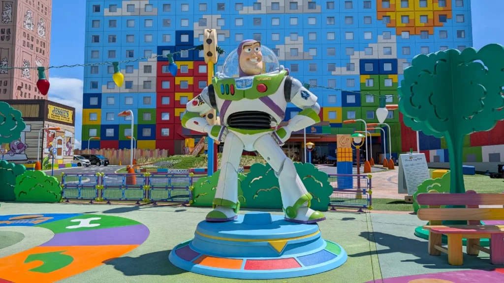 Buzz l'éclair devant l'hôtel Toy Story Tokyo