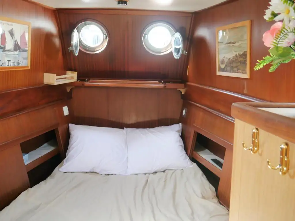 La chambre pour deux dans le bateau