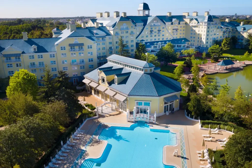 Vue aérienne de l'hôtel Disney Newport Bay Club et sa piscine