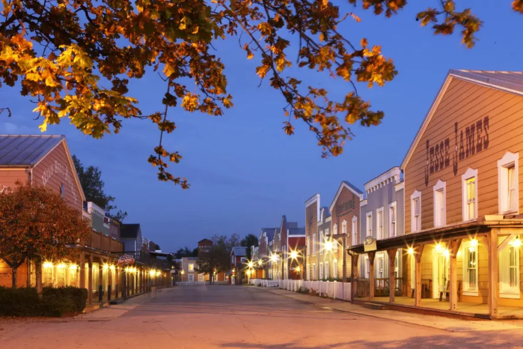 Vue extérieure à la nuit tombée de l'hôtel Cheyenne