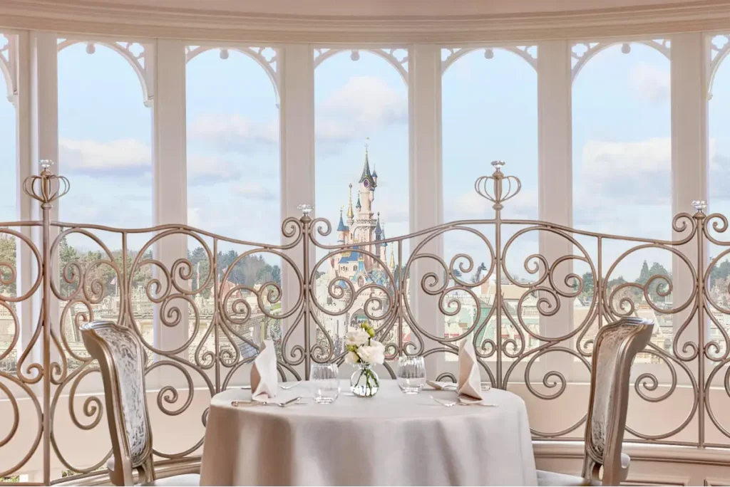  Vue sur le chateau de la Belle au Bois dormant depuis le Castle Club Lounge